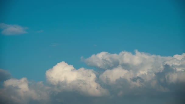 Nuvens movendo-se no céu azul — Vídeo de Stock