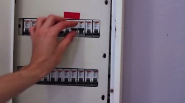 Elektrik sigorta kutusu geçiş