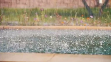 Çeşmeden su damlaları