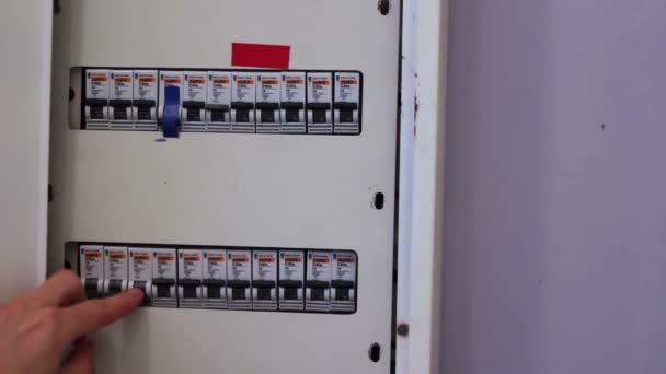 電気のブレーカー ボックスの切り替え — ストック動画