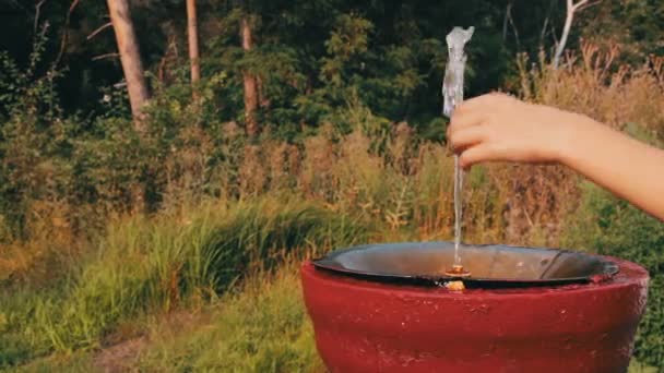Теннисный мяч на реактивном фонтане для питьевых ховеров в воздухе — стоковое видео