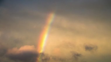 Bulutlar gökyüzünde ve gökkuşağı hareketli değildir. Zaman atlamalı