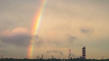 Bulutlar gökyüzünde ve gökkuşağı şehir, Bina ve bitki boru içinde hareket ediyor. Zaman atlamalı