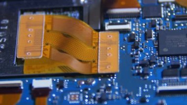 Radyo bileşenleri ile devre kartı