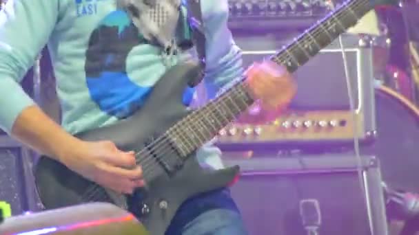 Guitarrista tocando no palco em um concerto de rock — Vídeo de Stock