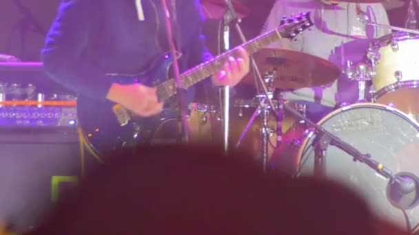 Guitarrista tocando no palco em um concerto de rock — Vídeo de Stock