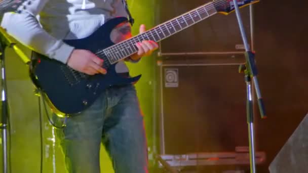 Guitarrista tocando no palco em um concerto de rock — Vídeo de Stock