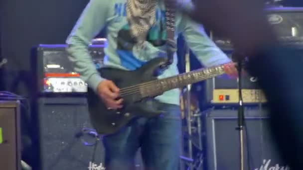Gitarist speelt op het podium op een rockconcert — Stockvideo