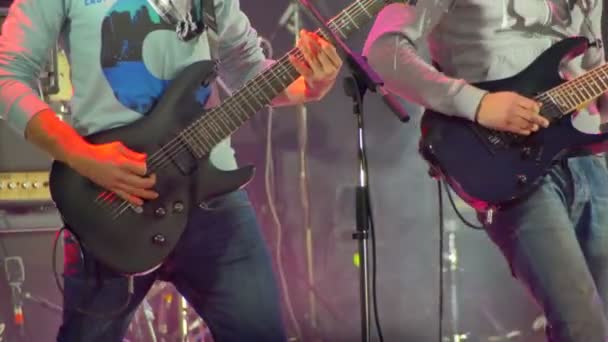 Гітарист грає на сцені рок-концерті — стокове відео