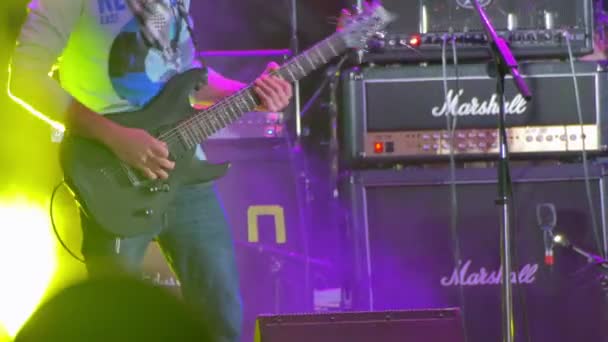 Guitariste jouant sur scène lors d'un concert de rock — Video