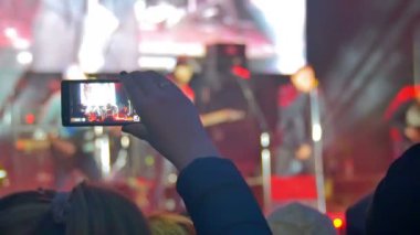 kalabalığın üzerine rock konseri
