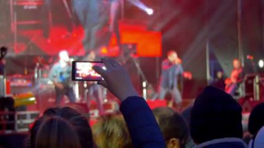 kalabalığın üzerine rock konseri