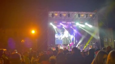 kalabalığın üzerine rock konseri