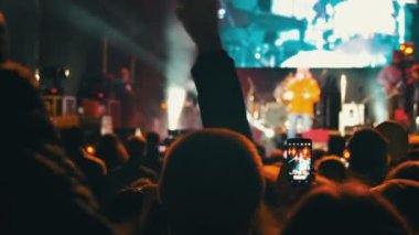 kalabalığın üzerine rock konseri