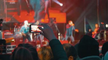 Müzisyenler performans konserinde filme