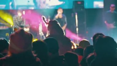 kalabalığın üzerine rock konseri