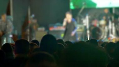 kalabalığın üzerine rock konseri