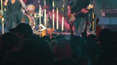 kalabalığın üzerine rock konseri