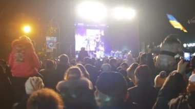 kalabalığın üzerine rock konseri