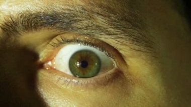 Deli göz göz küresi dönüşü. Ağır çekim