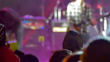 kalabalığın üzerine rock konseri