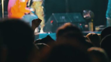 kalabalığın üzerine rock konseri