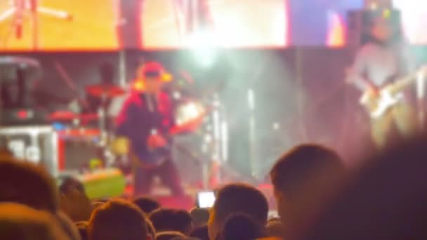 Κιθαρίστας παίζει στη σκηνή σε μια συναυλία ροκ — Αρχείο Βίντεο