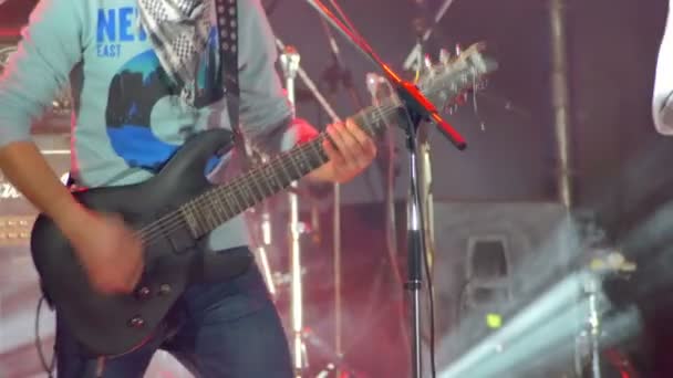 Guitarrista tocando en el escenario en un concierto de rock — Vídeos de Stock