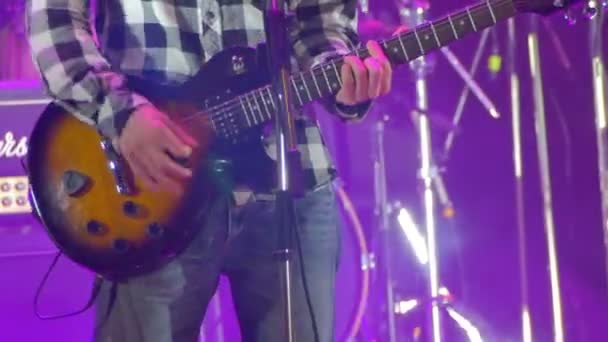 Bir Rock konserinde Sahne Alanı'nda oynayan gitarist — Stok video