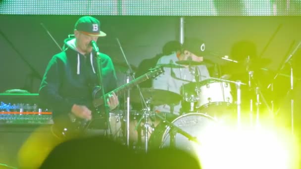 Gitarist speelt op het podium op een rockconcert — Stockvideo