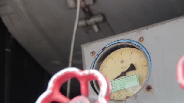 Indicateurs d'eau et de pression du robinet industriel rouge sur le camion de pompiers — Video