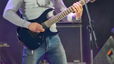 Bir Rock konserinde Sahne Alanı'nda oynayan gitarist