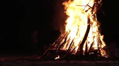 Gece kamp ateşi.