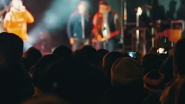 kalabalığın üzerine rock konseri