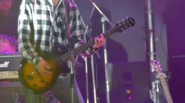Bir Rock konserinde Sahne Alanı'nda oynayan gitarist
