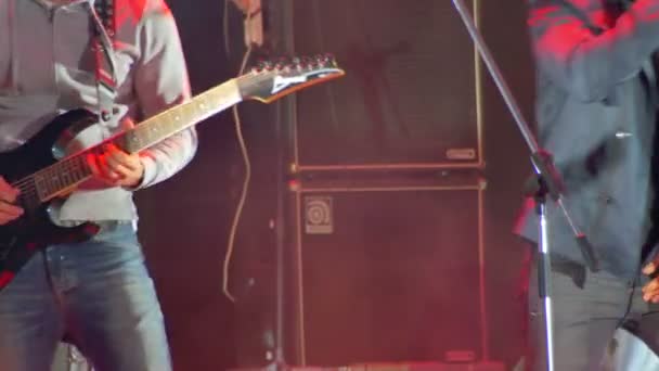 Gitarrist spelar på scenen på en rockkonsert — Stockvideo