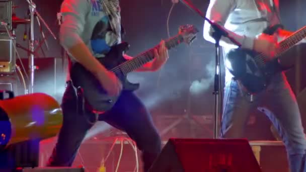 Gitarist speelt op het podium op een rockconcert — Stockvideo