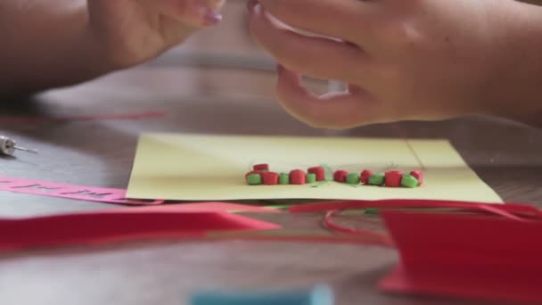Les enfants font de l'artisanat avec du papier à la table, fait à la main — Video