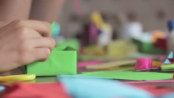 Los niños hacen manualidades con papel en la mesa, hechas a mano — Vídeo de stock