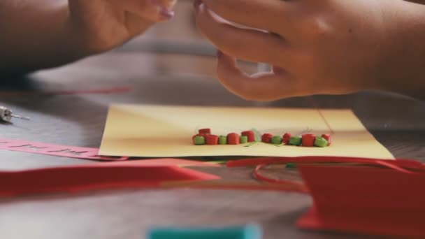Kinderen maken ambachten uit papier aan de tafel, handgemaakte — Stockvideo