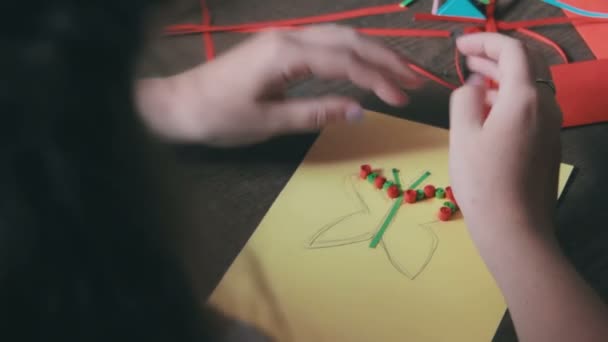 Kinderen maken ambachten uit papier aan de tafel, handgemaakte — Stockvideo