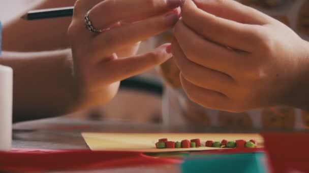 I bambini fanno mestieri di carta a tavola, fatti a mano — Video Stock