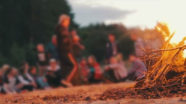 Toeristische Bonfire branden in het bos — Stockvideo