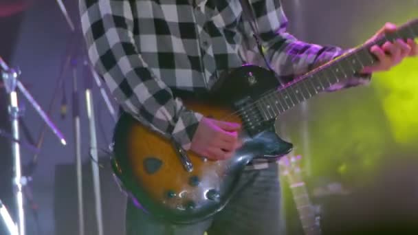 Guitarrista tocando en el escenario en un concierto de rock — Vídeos de Stock