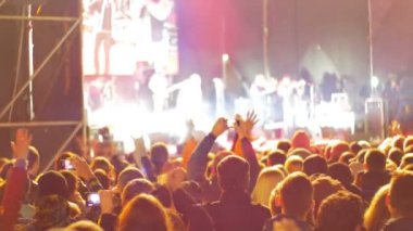 kalabalığın üzerine rock konseri