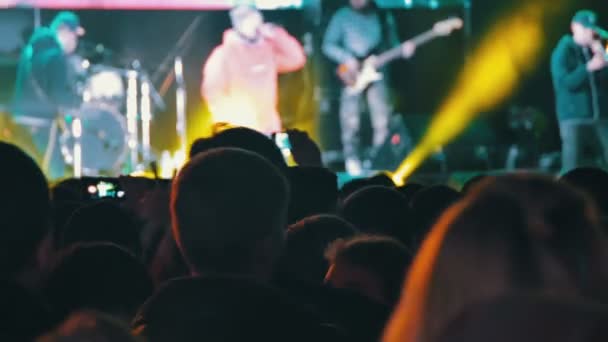 Crowd på rockkoncert – Stock-video