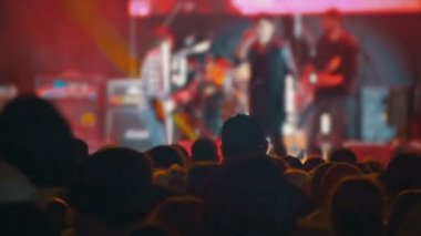 kalabalığın üzerine rock konseri