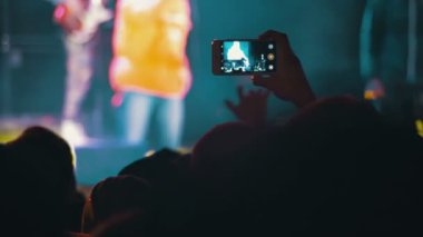 Müzisyenler performans konserinde filme