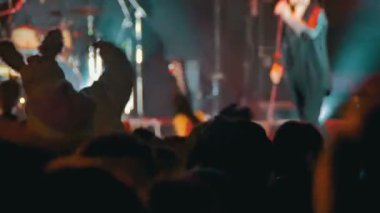 kalabalığın üzerine rock konseri