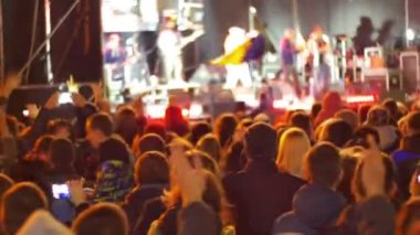 kalabalığın üzerine rock konseri